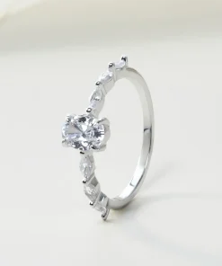 Nhẫn Bạc 925 Đính Đá Chủ Oval Gắn Đá Viền Lấp Lánh